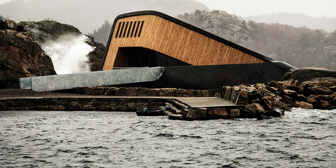 Undervattensrestaurang vid kusten