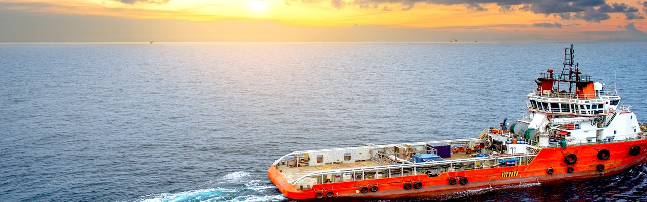 Forsyningsbåt ute på havet