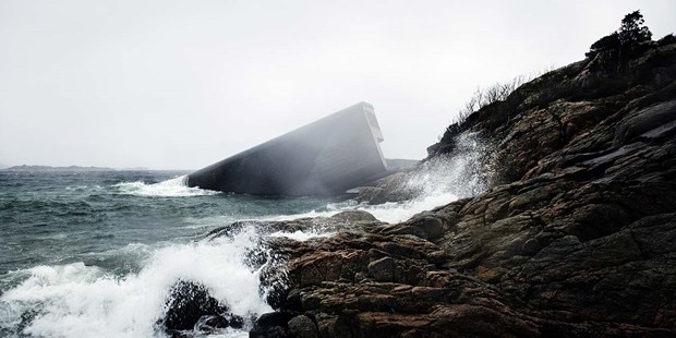 Restaurang ner i havet vid klippor