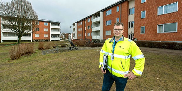 Peter Jalkeskog framför bostadshusen med LK Våtrumskassett